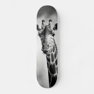 Giraffe in einem Stadtbild Skateboard