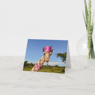 Giraffe in funkelnd-rosa Hut