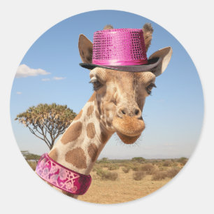 Giraffe in funkelnd-rosa Hut Runder Aufkleber