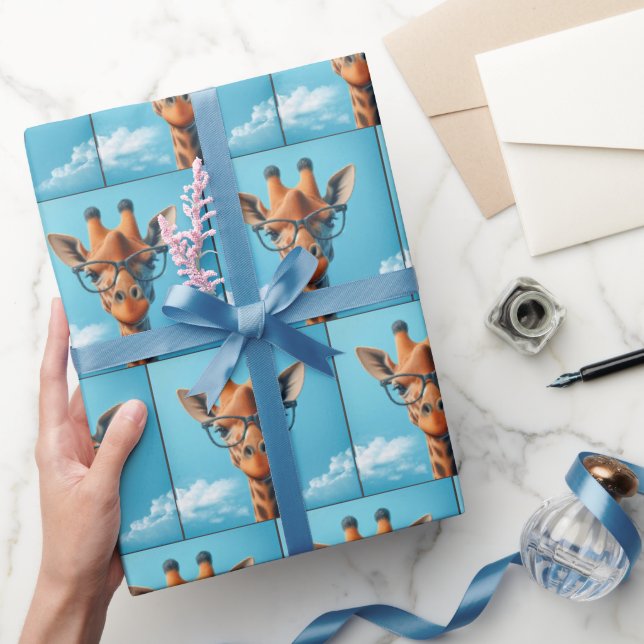 Giraffe in Wolken mit Brille Geschenkpapier (Schenken)