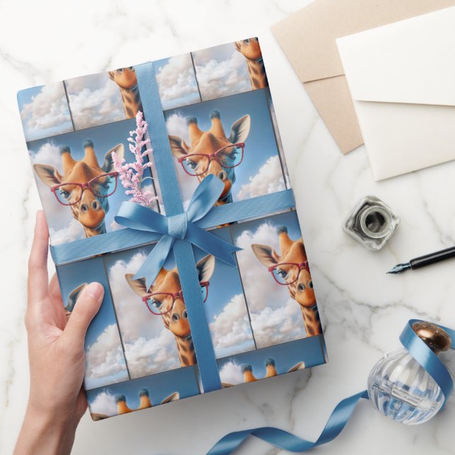 Giraffe in Wolken mit roter Brille Geschenkpapier (Schenken)