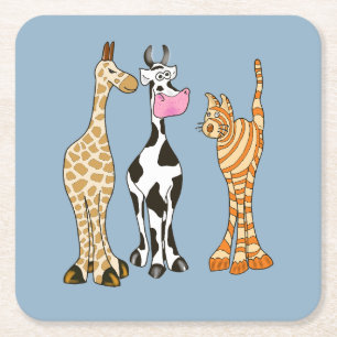 Giraffe Kuh und Katze, komische Tiere. Rechteckiger Pappuntersetzer
