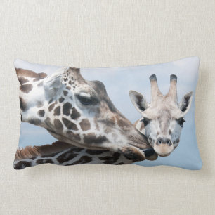 Giraffe küsst ihr Kalb Lendenkissen