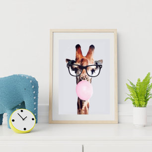 GIRAFFE MIT BRILLE BLÄST EINEN ROSA KAUGUMMIBLASEN POSTER