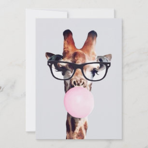 GIRAFFE MIT BRILLE BLÄST EINEN ROSA KAUGUMMIBUBBLE EINLADUNG