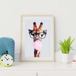 GIRAFFE MIT BRILLE BLÄST EINEN ROSA KAUGUMMIBUBBLE POSTER