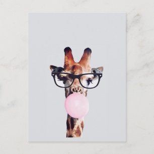 Giraffe mit Brille bläst einen rosa Kaugummibubble Postkarte