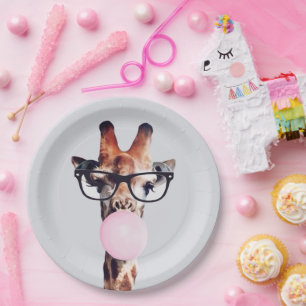 Giraffe mit Brille bläst rosa Kaugummi   Pappteller