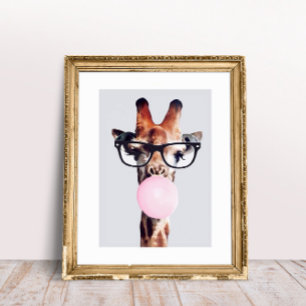 Giraffe mit Brille bläst rosa Kaugummi Poster