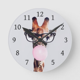 Giraffe mit Brille, die ein rosa Kaugummi bläst Runde Wanduhr