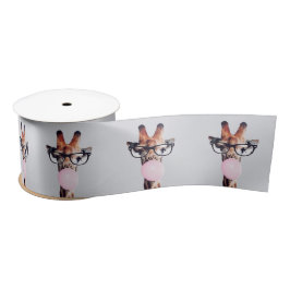 Giraffe mit Brille, die ein rosa Kaugummi bläst Satinband
