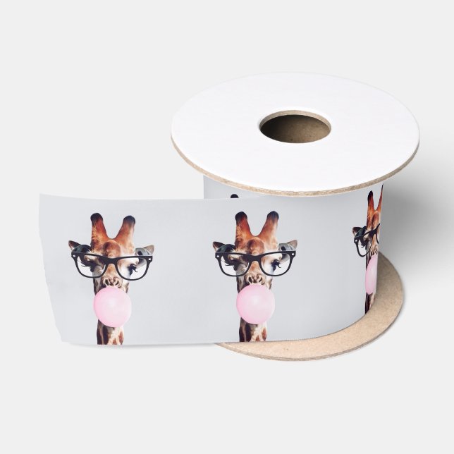 Giraffe mit Brille, die ein rosa Kaugummi bläst Satinband (Spule)