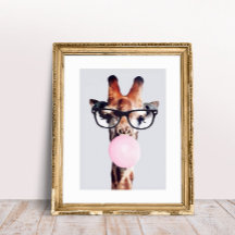Giraffe mit Brille, die rosa Kaugummi blasen