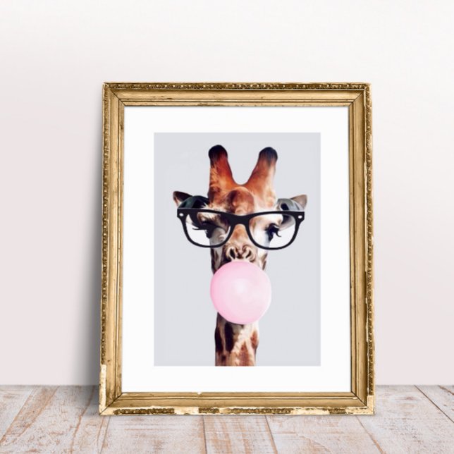 Giraffe mit Brille, die rosa Kaugummi blasen Poster (Von Creator hochgeladen)