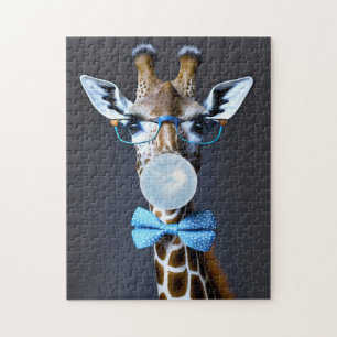 Giraffe mit Brille, Krawatte mit Bugs, blauer Kaug