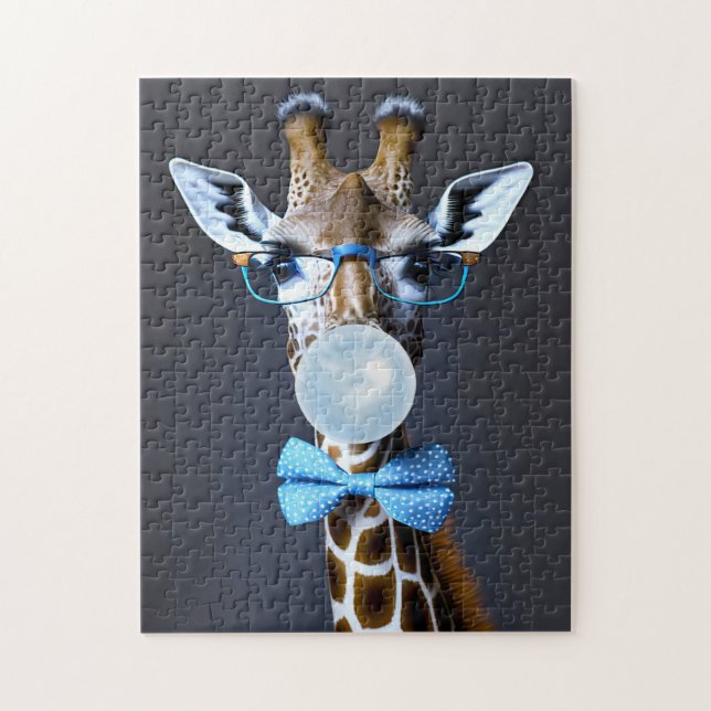 Giraffe mit Brille, Krawatte mit Bugs, blauer Kaug (Vertikal)