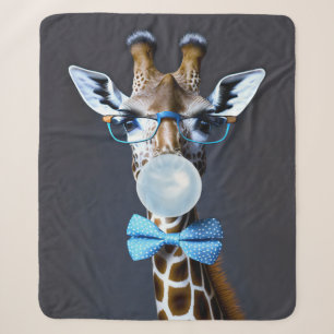 Giraffe mit Brille, Krawatte mit Bugs, blauer Kaug Sherpadecke