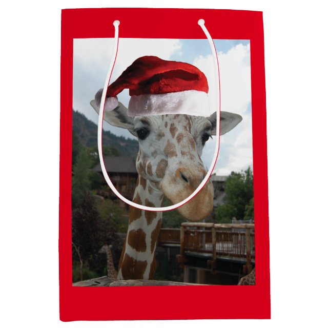 Giraffe mit einem Weihnachtshut zu Weihnachten Mittlere Geschenktüte (Vorderseite)
