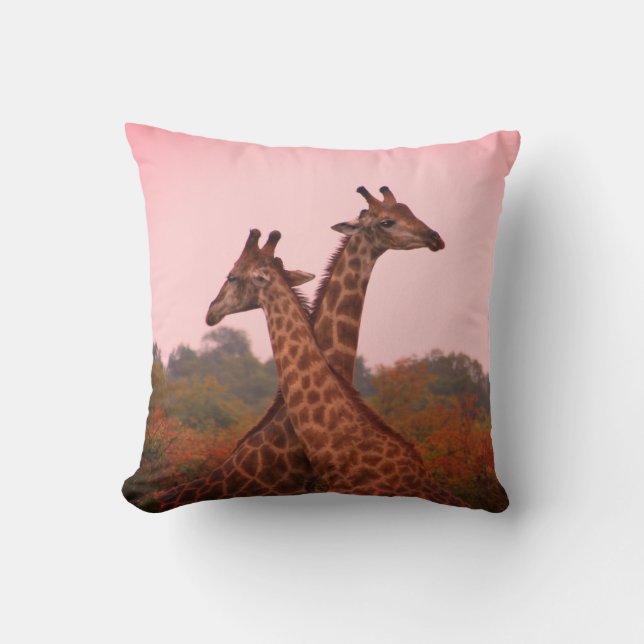 Giraffe mit rosa Himmel und Mopanobäume Kissen (Vorderseite)