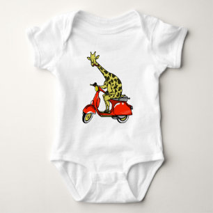 Giraffe reitet auf einem roten Roller Baby Strampler