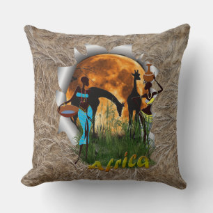 Giraffe, Sonnenuntergang und trendige afrikanische Kissen
