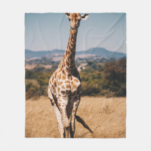 GIRAFFE UMGEBEN VON BRAUNEM GRAS FLEECEDECKE
