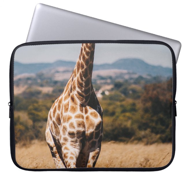 GIRAFFE UMGEBEN VON BROWN GRASS LAPTOPSCHUTZHÜLLE (Vorderseite)