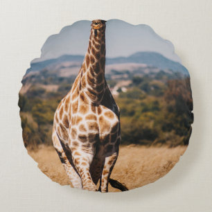 GIRAFFE UMGEBEN VON BROWN GRASS RUNDES KISSEN