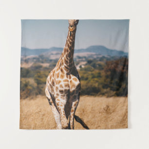 GIRAFFE UMGEBEN VON BROWN GRASS WANDTEPPICH