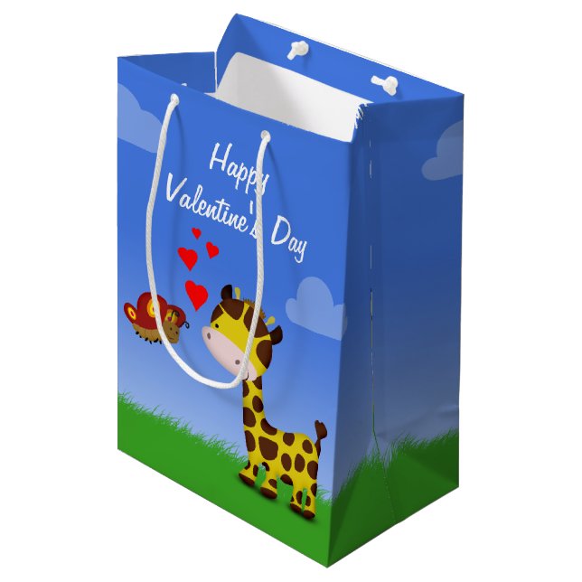 Giraffe und Schmetterling-Valentinstag Mittlere Geschenktüte (Vorderseite Schrägansicht)