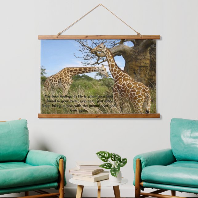 Giraffen auf dem Feld durch ein Baumposter Wandteppich Mit Holzrahmen (Wohnzimmer)