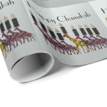 Giraffen Chanukah Menorah Geschenkpapier<br><div class="desc">Grafische Illustration eines Chanukah menorah mit einzigartigen Giraffen entwerfen. Wickeln Sie oben Ihr Geschenk in dieser hohen Qualität, Glanzpapier für alle acht Nächte ein.</div>