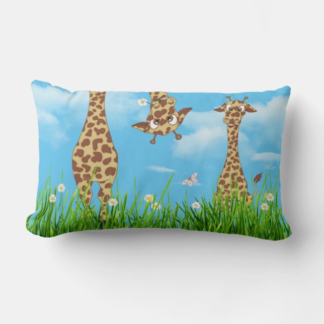 Giraffen im Gras mit Wolken Lumbalkissen Lendenkissen (Vorderseite)