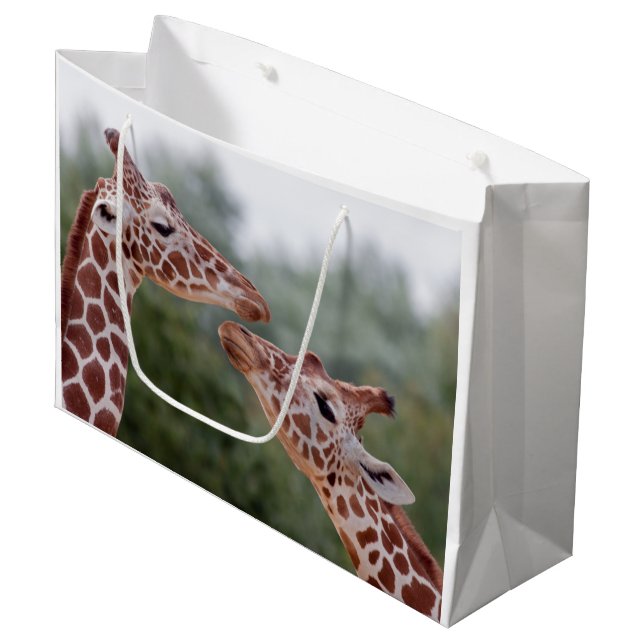 Giraffen in Liebe-Geschenktasche Große Geschenktüte (Vorderseite Schrägansicht)