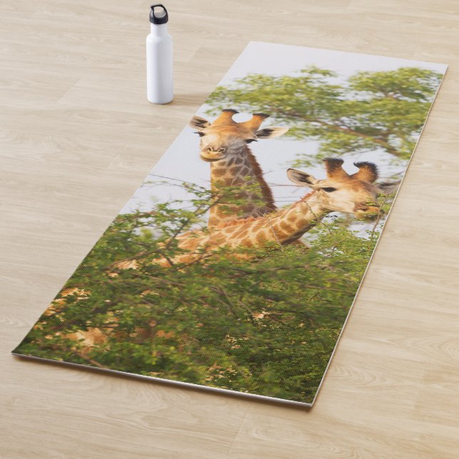 Giraffen Peeking über Vegetation Yogamatte (Beispiel)