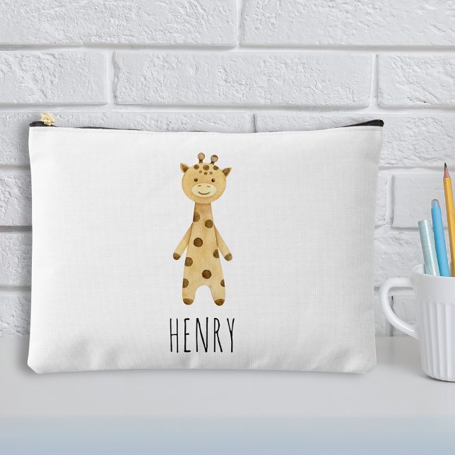 Giraffenmonogramm, niedliche Kinder Zubehörtasche (Giraffe monogram, cute personalized kids pencil case sitting on a table alongside pens and pencils)