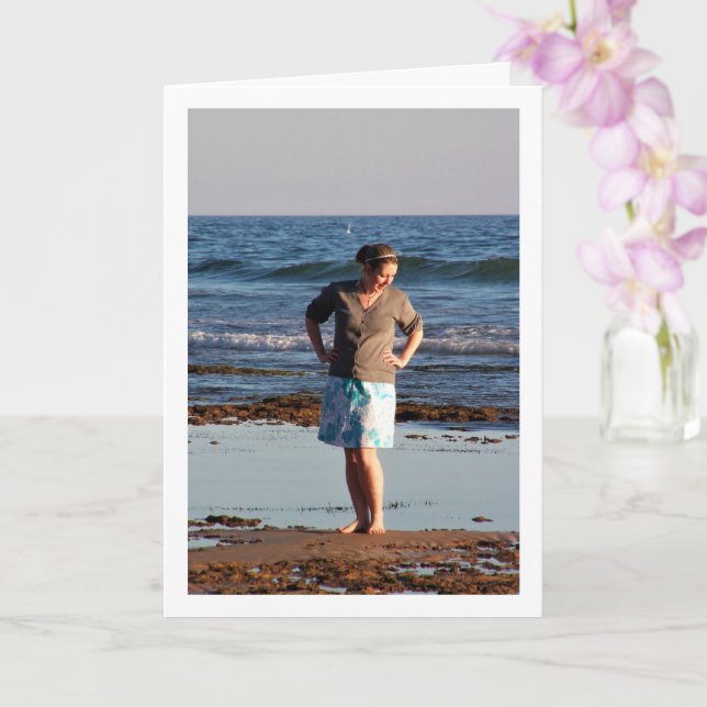 Girl Barefoot on Beach Karte (Orchidee)