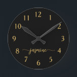 Girl Black Gold Minimalistisch Monogram Script Runde Wanduhr<br><div class="desc">Einfache Minimalistische Schwarz und Gold Monogramm Name Script Custom Personalisiert Round Clock. Diese Design mit Ihrem Vornamen in einem hübschen handgeschriebenen Stil Swash Schwanz Schriftart Signatur Typografie auf Schwarz und Gold. Diese sind einfach zu anpassen. Große stilvolle feminine Hauswärmeschenke, auch zum Geburtstag, Muttertag, Hochzeit, Brautparty, süße 16 Geburtstagsfeier und Babydusche,...</div>