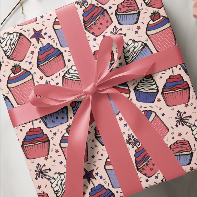 Girl Blush Pink 4. Juli Patriotische Cupcakes Geschenkpapier (Festive & Girly Hand-Drawn July 4th Patriotic Red, White & Blue Cupcakes with Toppers & Sprinkles.)