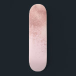 Girl Blush Pink Rose Gold Sprayed Confetti Ombre Skateboard<br><div class="desc">Dieses elegante und mädchenhafte Design ist perfekt für die trendige und stilvolle Mode. Es verfügt über ein Imitat gedruckt Rose gold besprüht Konfetti ombre Gradienten auf einem einfachen rot rosa Hintergrund. Es ist niedlich, hübsch, modern und künstlerisch. ***WICHTIGE HINWEIS FÜR DESIGN: Für individuelle Designanfragen, wie z.B. passende Produktanfragen, Farbänderungen, Platzierungsänderungen...</div>
