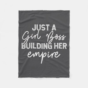 Girl Boss baut ihr Imperium auf Fleecedecke