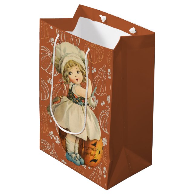 Girl Carving Apple Halloween Mittlere Geschenktüte (Vorderseite Schrägansicht)