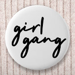 Girl Gang | Stilvoll Moderner feministischer Girl  Button<br><div class="desc">Einfaches,  stilvolles "Girl-Gang" Zitat-Abzeichen in moderner minimalistischer Schrift-Typografie in schwarz,  um Frauen und Mädchen Power zu feiern! Perfekt vielseitig für den Alltag,  einen Junggeselinnen-Abschied oder eine niedliche Kombi für Mutter und Töchter,  Schwestern und Freunde!</div>
