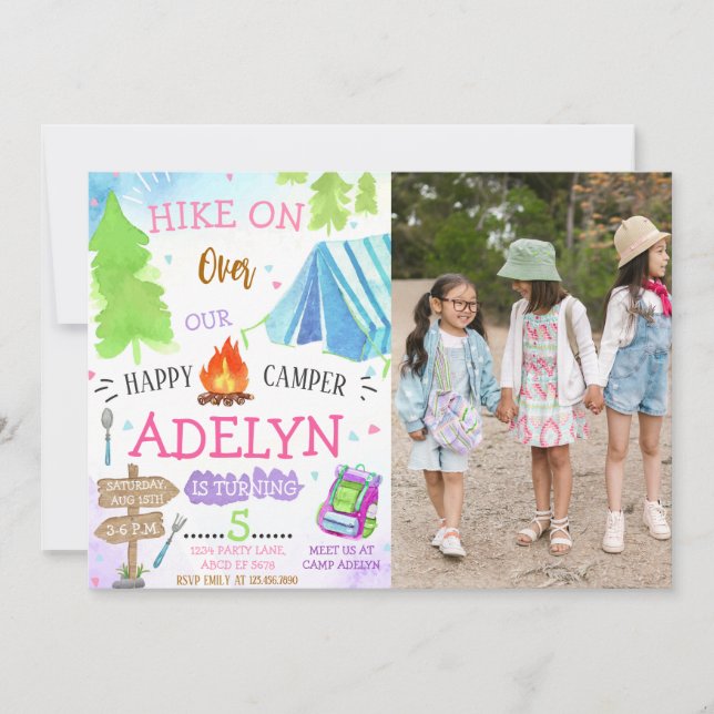 Girl Happy Camping Geburtstag Foto Einladung (Vorderseite)