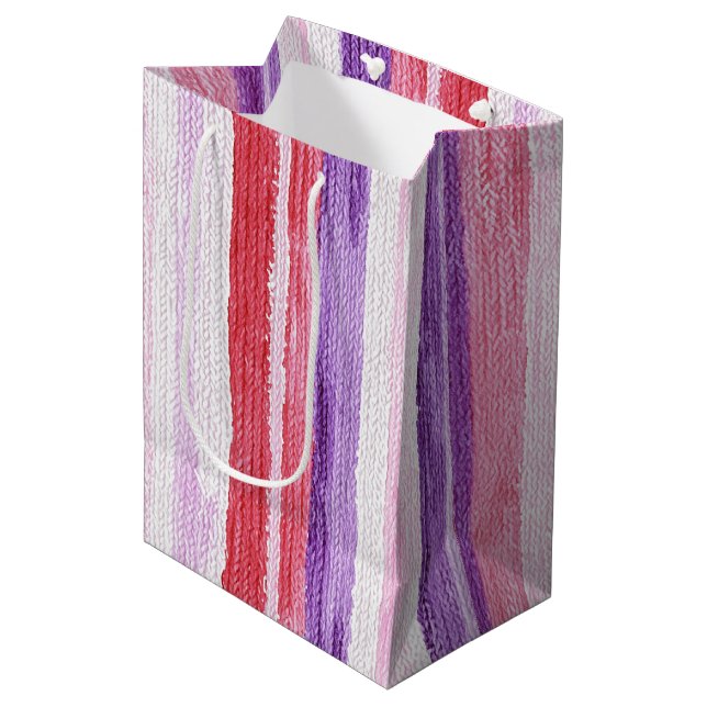 Girl Lila Blush Pink Rote Streifen Weihnachten Mittlere Geschenktüte (Vorderseite Schrägansicht)