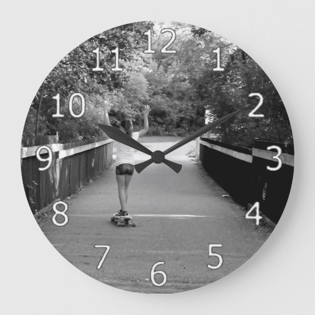 Girl Longboarder Große Wanduhr (Vorderseite)