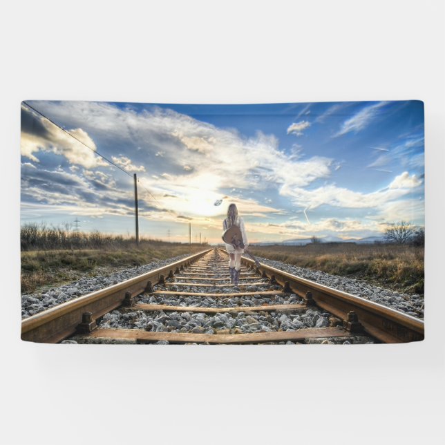 Girl mit Gitarre auf Bahnschienen Banner (Horizontal)