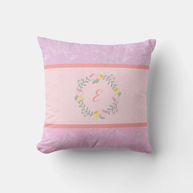 Girl Pastel Pink und Lavender Floral Monogram Kid Kissen (Vorderseite)