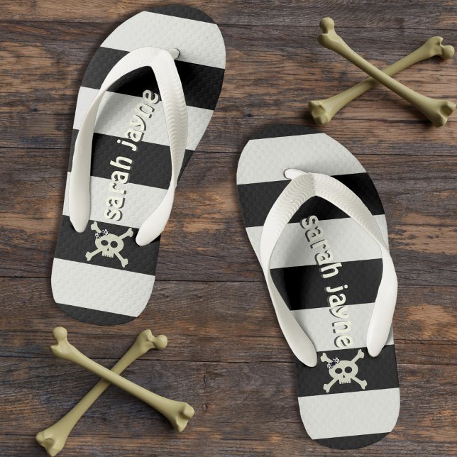Girl Pirate Crossbones Schwarze und weiße Streifen Kinderbadesandalen (Yarr! Add yer name to these cute pirate flip flops)