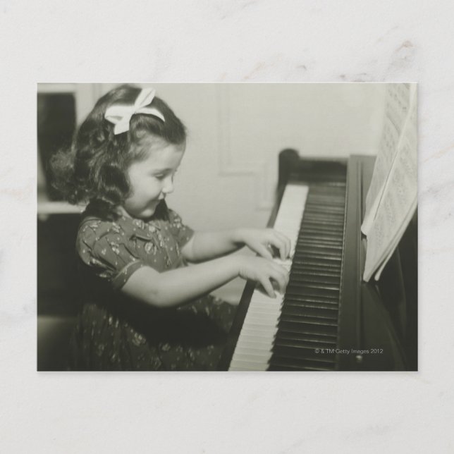 Girl Playing Piano Postkarte (Vorderseite)